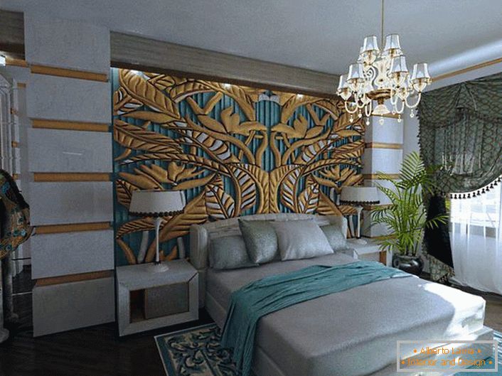 Eine schicke, exklusive Smaragd-Gold-Platte am Kopfende des Bettes wird mit den Elementen der Raumdekoration kombiniert. Schlafzimmer im Art-Deco-Royal-Stil in einer normalen Wohnung.