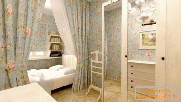 Schrank im Schlafzimmer im Stil der Provence mit Flügeltüren