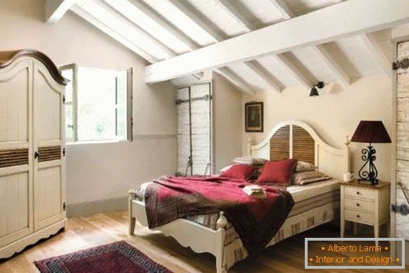 Bett im Stil der Provence mit streng ausgewählten Möbeln