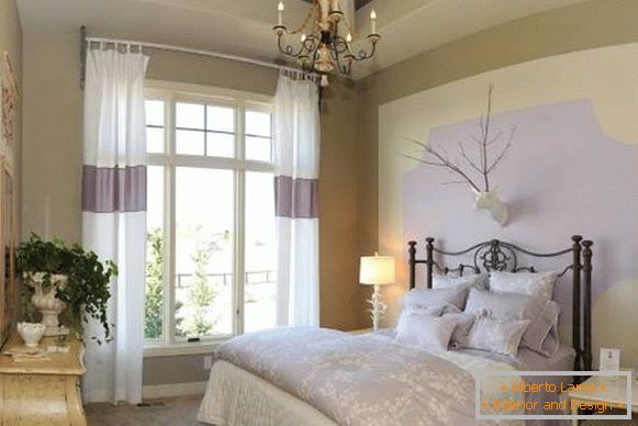 Licht Vorhänge im Schlafzimmer im Stil der Provence in weiß und lila Farbe