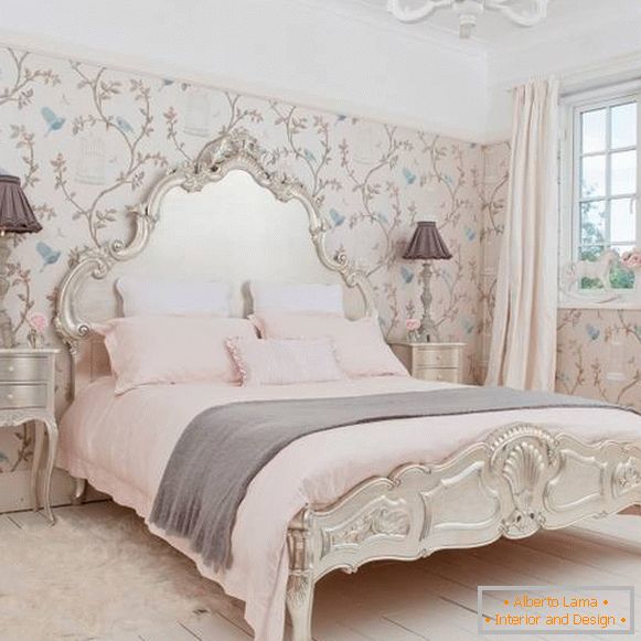 Wie wählt man Vorhänge und Tapeten im Stil der Provence für ein Schlafzimmer - Foto