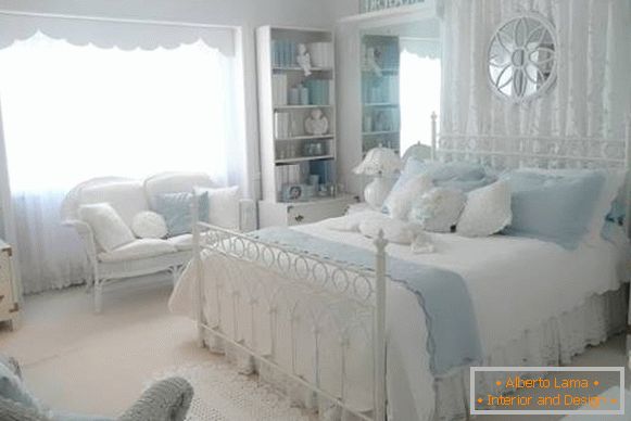Weiß-blaues Schlafzimmer im Stil der Provence - Foto-Interieur