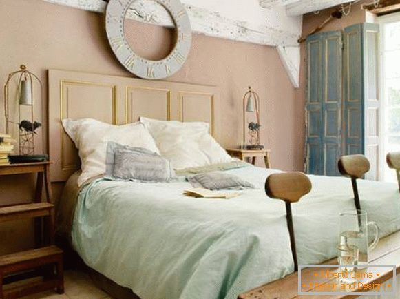 Ein kleines Schlafzimmer im provenzalischen Stil - ein Foto von einem kreativen Interieur