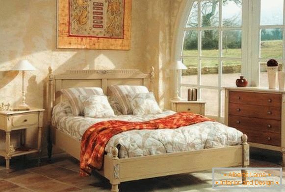 Bett im Stil der Provence und andere Möbel im Inneren
