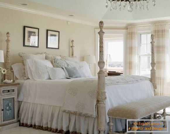 Das Schlafzimmer im Stil des Shebbie Chic mit einem großen Bett mit Säulen
