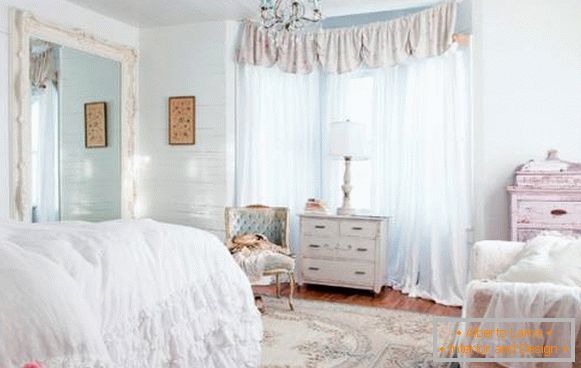 Möbel und Dekor im Stil des Cheby Chic im Inneren des Schlafzimmers