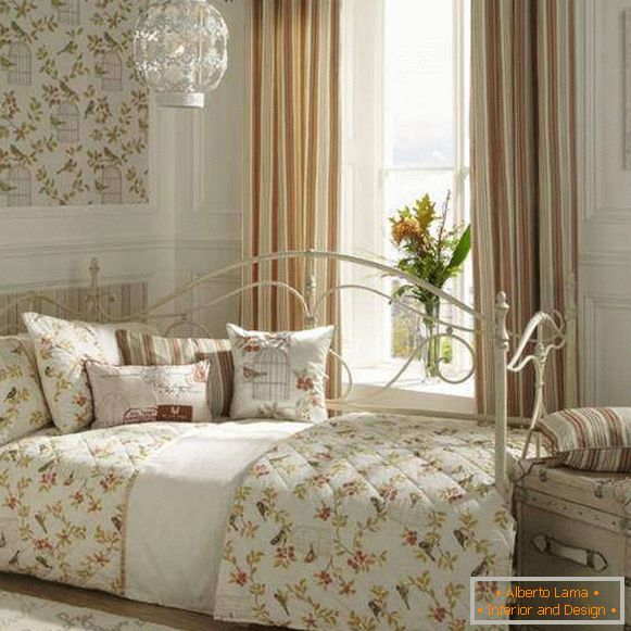 Das stilvolle Design des Schlafzimmers ist schick mit einer schmiedeeisernen Couch