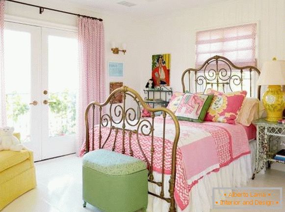 Innenraum des Schlafzimmers im Stil eines Shebbie Chic - Fotos in hellen Farben