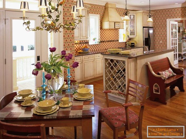 Landhausstil ist ideal, wenn es darum geht, Küchenräume zu dekorieren. Eine kleine Küche in einem Landhaus im Landhausstil ist ein ausgezeichneter Ort für warme Familienfeiern.