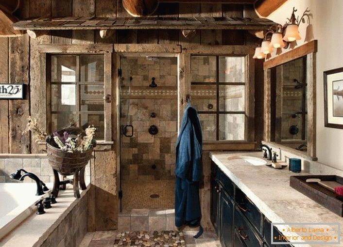 Badezimmer im Landhausstil. In einem Designprojekt wurden die Holzdekorationselemente und Marmorfliesen perfekt kombiniert.