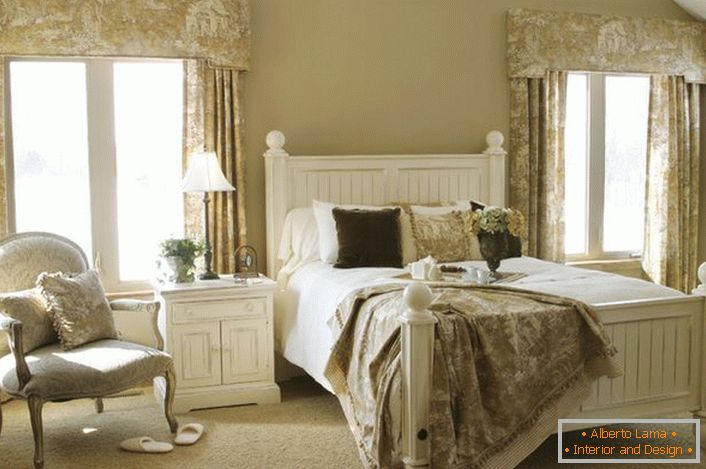 Ein sanftes Schlafzimmer für Gäste im Landhausstil in einem Landhaus in einer der französischen Provinzen. Das richtige Beispiel für die Auswahl von Möbeln für die Platzierung in diesem Stil.