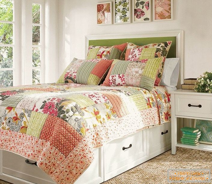 Entsprechend dem Landhausstil werden dekorative Elemente für das Schlafzimmer gewählt. Kissen und Plaid in der Art