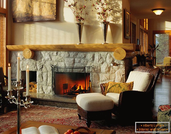 Ein gemütliches, familiengeführtes Gästezimmer im Landhausstil mit einem Kamin aus Naturstein.
