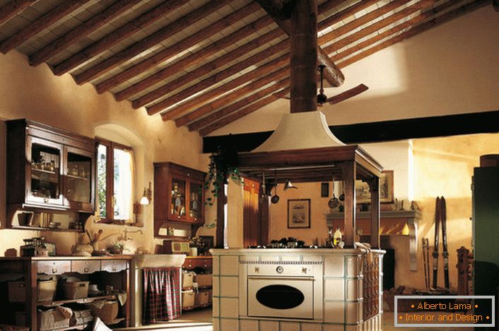 Ländliches Land in seiner besten Manifestation. Funktionalität und Zweckmäßigkeit, Komfort und Wärme in der Küche des Hauses.