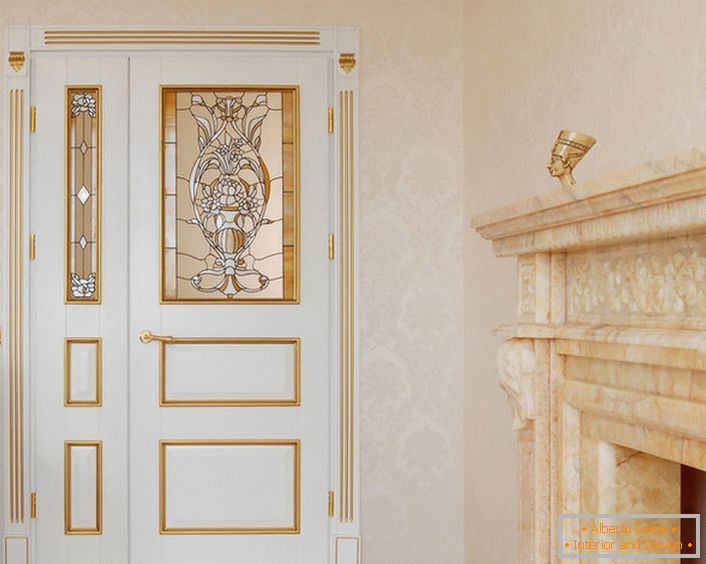 Das Design der Türen im Jugendstil ist mäßig zurückhaltend und raffiniert. Die weiße Farbe der Leinwand verbindet sich harmonisch mit den dekorativen Golddetails.