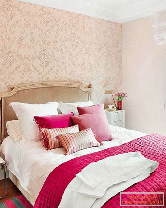 Eine Kombination aus leuchtendem Pink und Champagner im Design des Bettes
