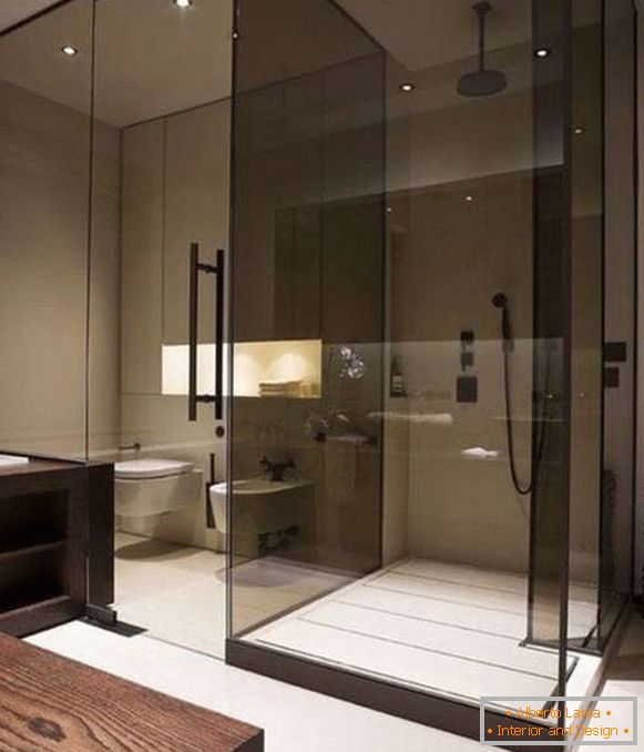 Glastüren für eine Dusche von schwarzer Farbe