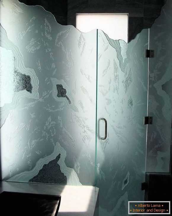Ungewöhnliche Glastür in der Dusche - Foto im Innenraum