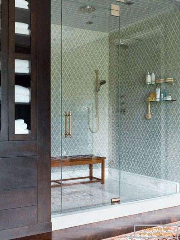 Eine schöne Glastür für eine Dusche in einer Nische mit einem Zaun