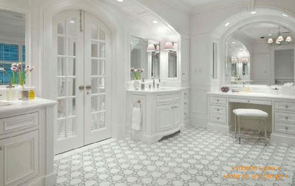 Glastüren für Badezimmer im weißen Holzrahmen