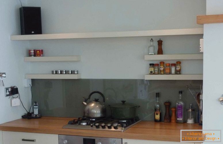 Küchenmöbel-lang-weiß-poliert-Eiche-Holz-Wand-Mount-Regal-in-klein-Küche-kombiniert-mit-weiß-Küche-Schrank-mit-braun-Holz-Arbeitsplatte-Wand-Küche-Küche- Regale