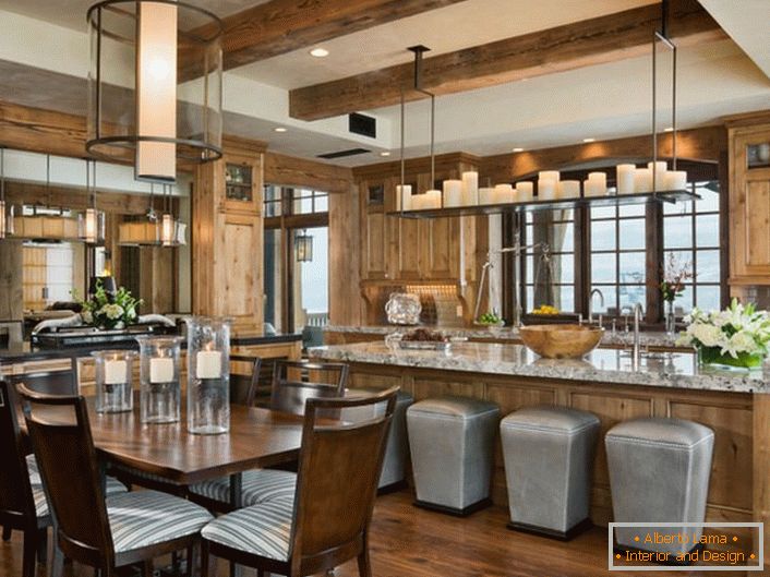 In der Küche herrscht eine romantische Atmosphäre. Die praktische Aufteilung der Küche auf den Essbereich und den Arbeitsraum macht den Raum praktisch und funktional.