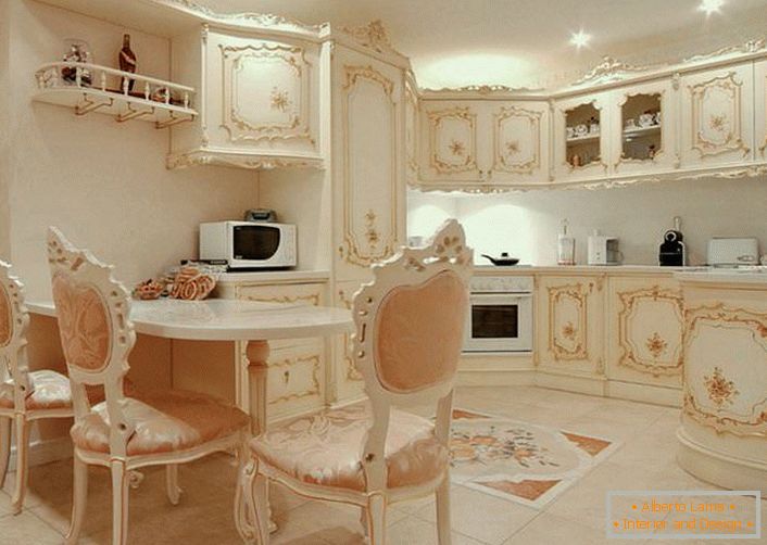 Der Stil ist im Barockstil Könige. Nur exquisite Salonmöbel, Vergoldung, Wandteppiche an Sesseln.