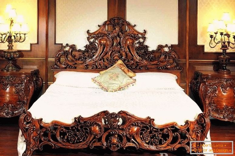 Nachttische aus Holz und ein Bett mit geschnitzten Mustern