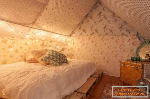 Stil Boho im Innenraum - Foto von einem interessanten Design des Schlafzimmers
