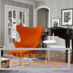 Orangefarbener Sessel in strengem Innenraum