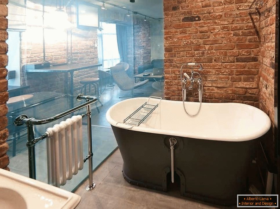 Luxuriöses Badezimmer mit einer Glaswand im Grunge-Stil