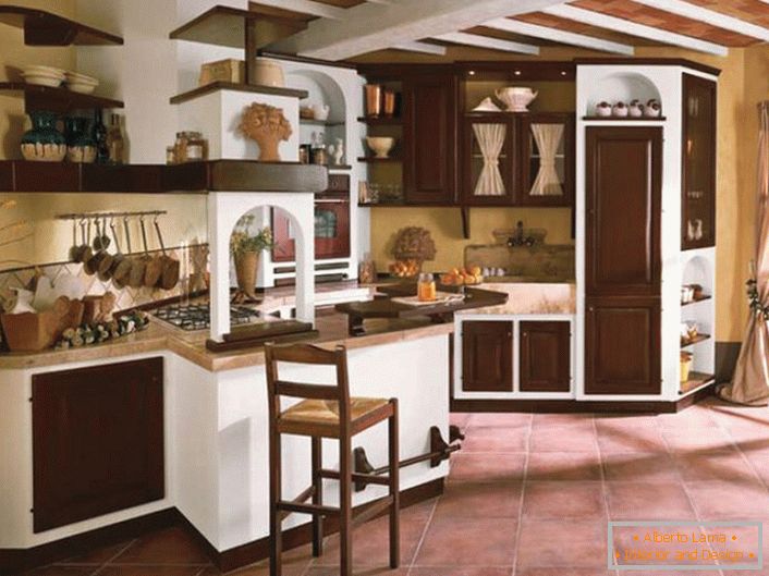 Küche im Landhausstil in einem Landhaus in einer der Provinzen von Frankreich. Eine geräumige, helle Küche ist der Traum jeder Herrin.