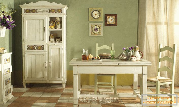 Eine gemütliche Küche im Landhausstil ist in weißem und sanft-olivfarbenem Licht ausgeführt. Perfekte Kombination von Farben für den rustikalen Stil.