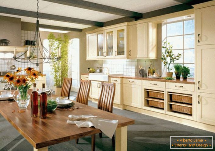Küche im Landhausstil im großen Haus einer wohlhabenden italienischen Familie. Für Landhausstil ist ein Küchenset aus Holz in hellen Beigetönen gut gewählt.