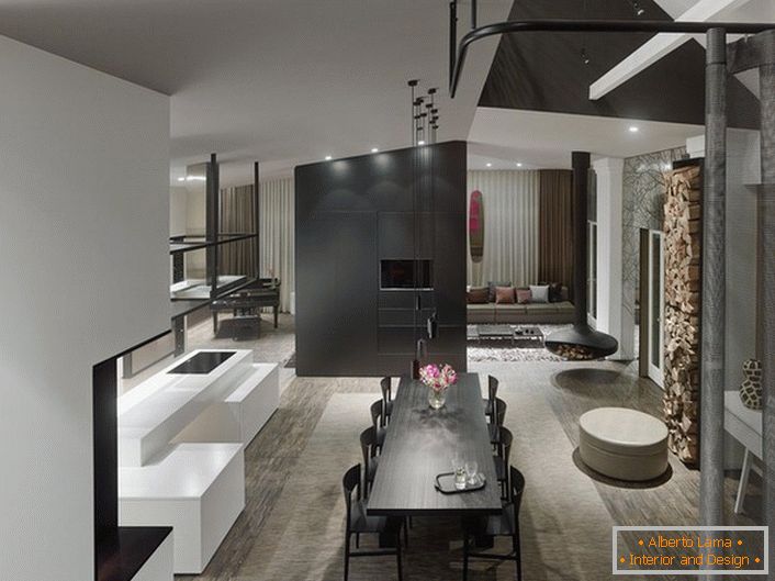 Dekoration des Wohnzimmers im Loft-Stil. Als Dekor werden Materialien verwendet, die eine Metalloberfläche imitieren. 