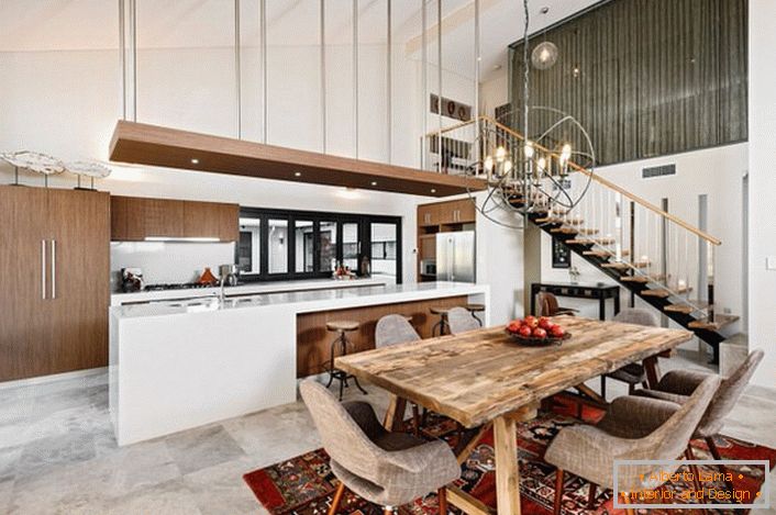 Eine stilvolle Küche im Loft-Stil ist nicht mit Details überladen. Ein funktionelles und praktisches Küchenset unterteilt den Raum in einen Arbeits- und Essbereich.