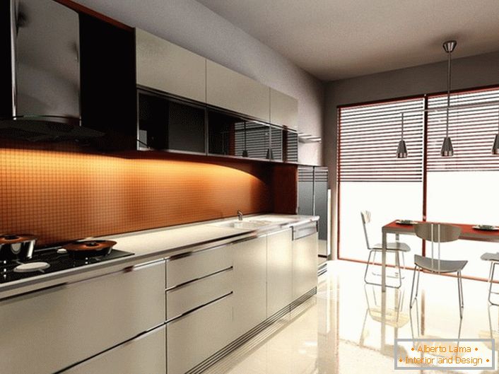Das gedämpfte Licht in der modernen Küche macht die Atmosphäre romantisch. Der Effekt wird mit Hilfe von Jalousien erreicht, die die Panoramafenster abdecken.