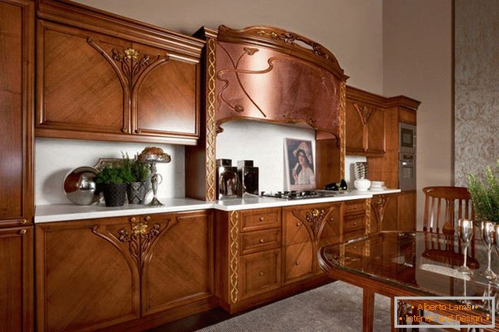 Ein herrliches Beispiel für eine Küche im Jugendstil. Möbel aus Naturholz machen den Innenraum attraktiv und exquisit.