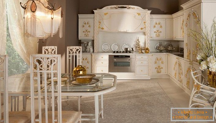 Ein bemerkenswertes Detail in der Gestaltung der Küche im Art Nouveau-Stil war Goldelemente des Dekors. Weiches gedämpftes Licht macht die Situation zur Familie warm.