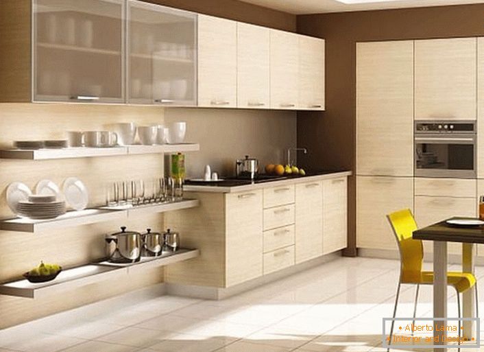 Klassischer Art Nouveau wird für Küchenanordnung verwendet. Das Küchenset aus natürlichem hellem Holz fügt sich perfekt in das Gesamtkonzept ein.