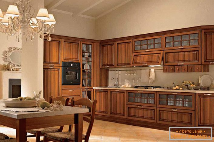 Die Küchenzeile für die Küche im Liberty-Stil ist aus Naturholz gefertigt, was eine der Grundvoraussetzungen des Stilkonzeptes darstellt. 