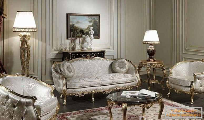 Zimmer mit luxuriösen hellen Möbeln und Vergoldung