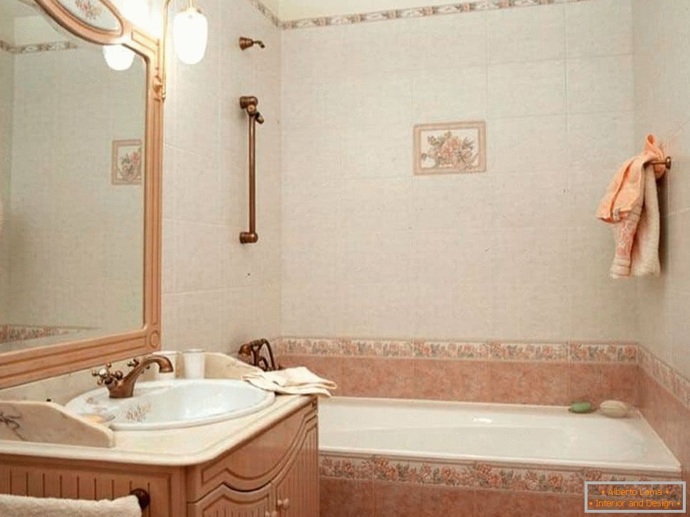 Badezimmer mit rosa Fliesen