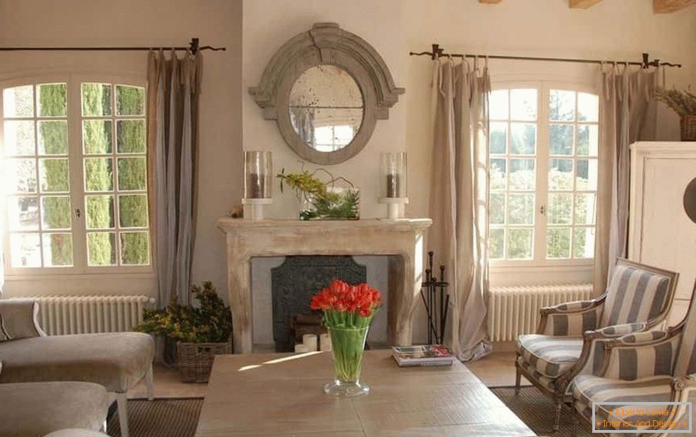 Wohnzimmer mit französischen Fenstern und Kamin