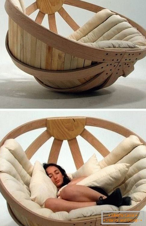 Stilvoller Sessel aus Holz und weichen Sitzen