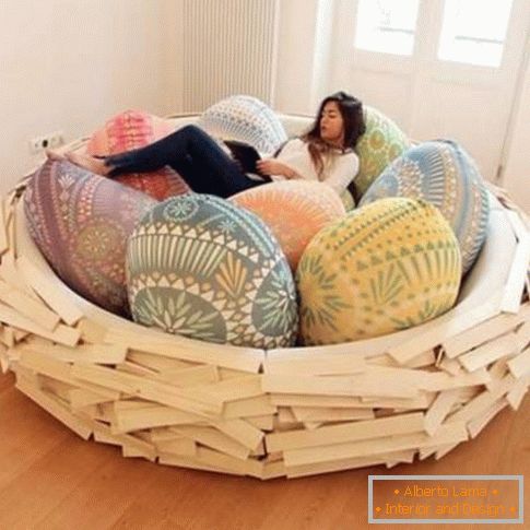Gemütliches Bett in Form eines Nestes