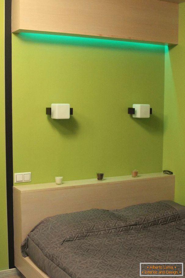 Grünes Licht über dem Bett im Schlafzimmer