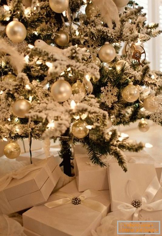 Weihnachtsbaum-in-Weiß-Dekorationen