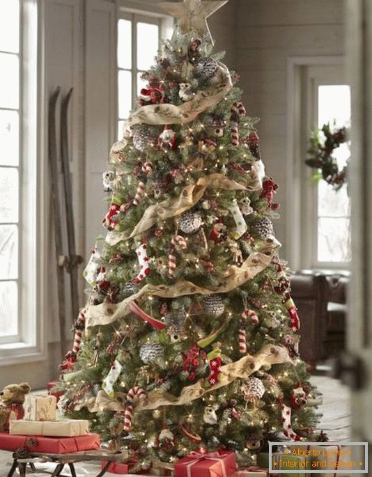 Weihnachtsbaum mit schönen Dekorationen