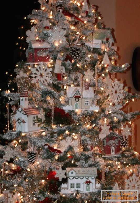 Weihnachtsbaum mit Spielzeughäusern